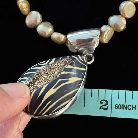 NWOT Freshwater Pearl Necklace with Faux Geode Pendant - Picture 7 of 9